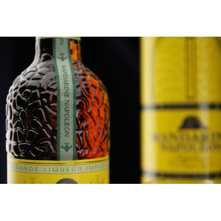 Liqueur française mandarine napoléon avec verre sur fond sombre